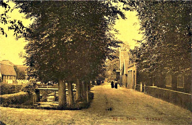 079 Dorpsstraat. Links Brugman Rechts Otjes. 1908  640x480