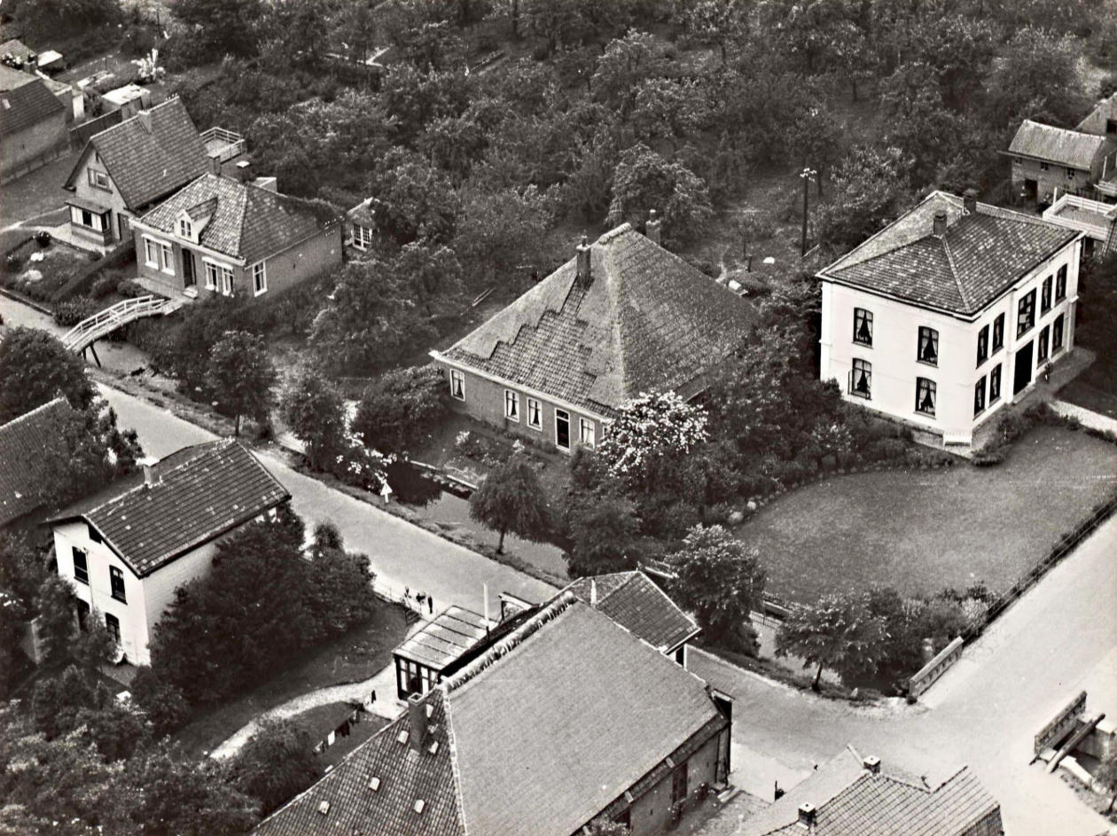 144 Dorpsstraat. Luchtfoto. 1951