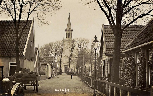 519 Dorpsstraat en kerk. Schilder Langereis rechts.  1928  640x480