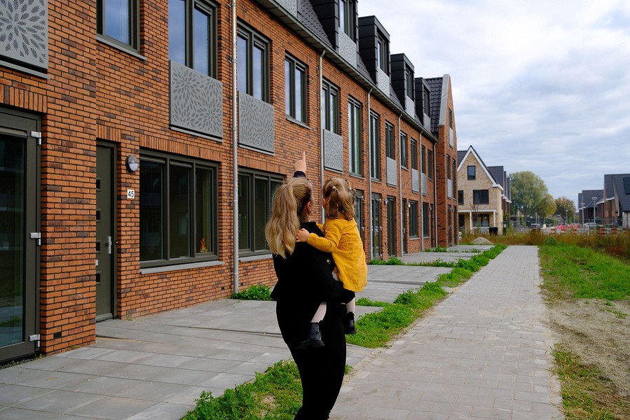 Dahlia Park Winkel Naomi met dochter bij 42 appartementen BorderMaker