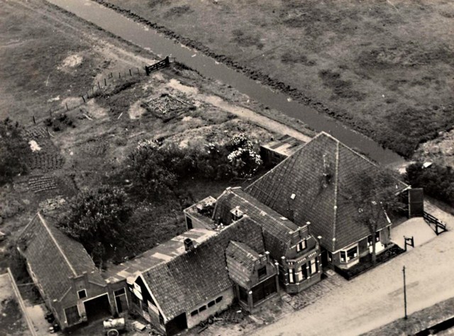 572 Dorpsstraat. Luchtfoto. Garage Groenewoud. 1951 640x480