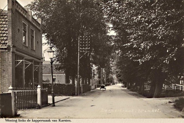 120 Dorpsstraat 76. Kapperszaak van Karsten. 1920  640x480