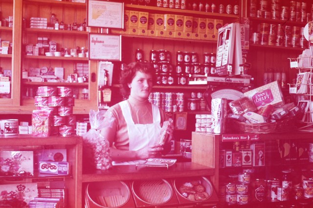 1958-04 Annie in de Winkel 640x480