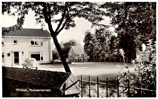 132 Bosstraat - Dorpsstraat Parkeerterrein. 1964  640x480