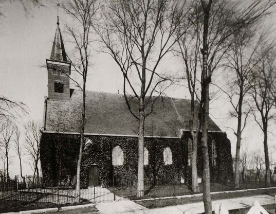 274 Dorpsstraat met kerk.  1950  640x480aa