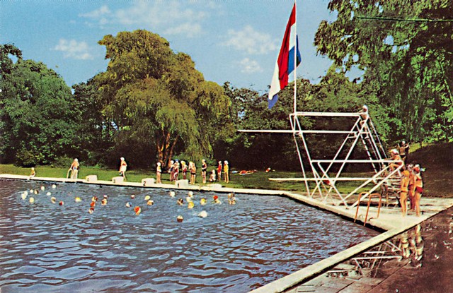 324 Bosstraat. Zwembad.   1971  640x480