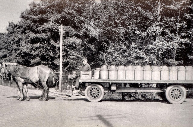 147c Mientweg. Ophalen melkbussen 1941  640x480