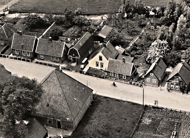 493 Dorpsstraat. Luchtfoto. 1951 640x480