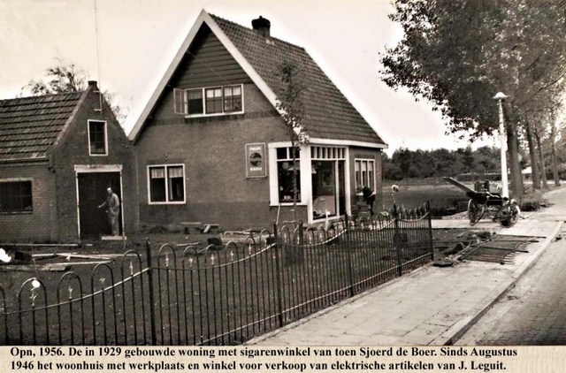 085 Dorpsstraat. Winkel van J. Leguit. 1956  640x480