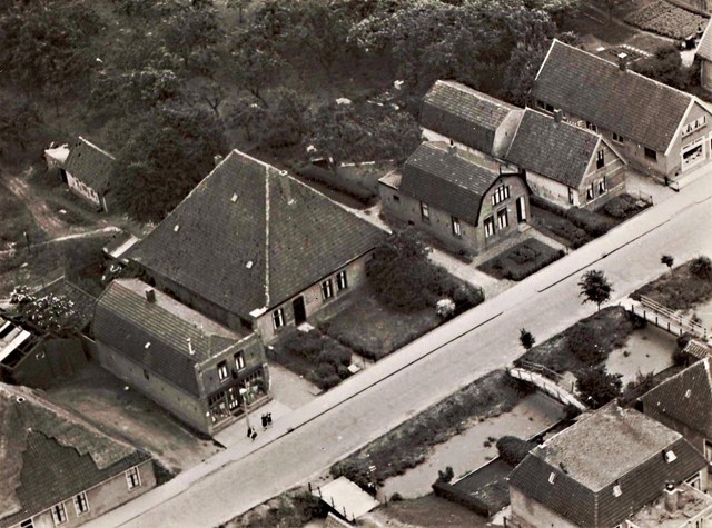 108 Dorpsstraat luchtfoto. 1951  640x480