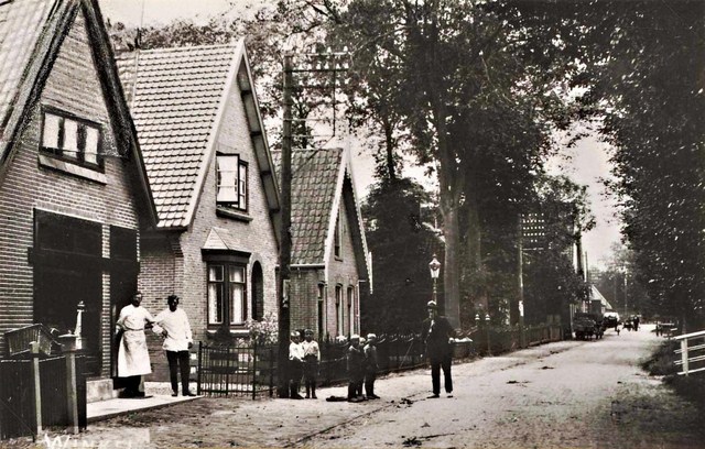 111 Dorpsstraat. Links slager Wit  640x480