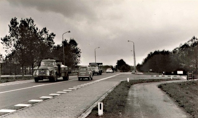 005 Verlaat. Verkeersweg rechts naar Schagen.  1960  640x480