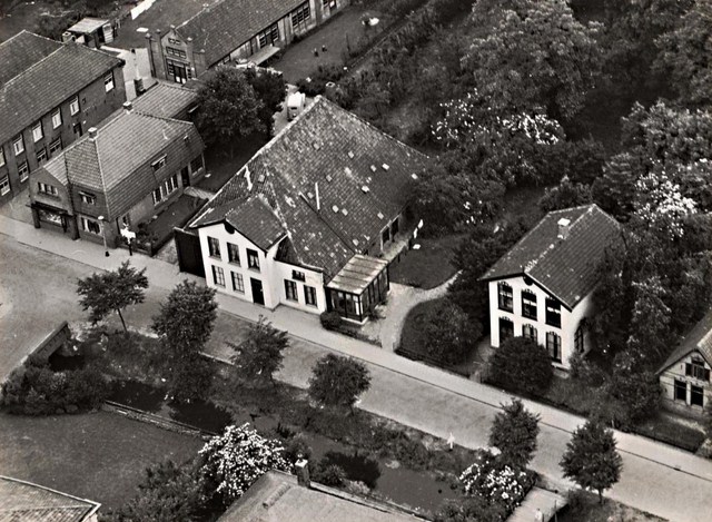 137 Dorpsstraat. Luchtfoto. 1951  640x480