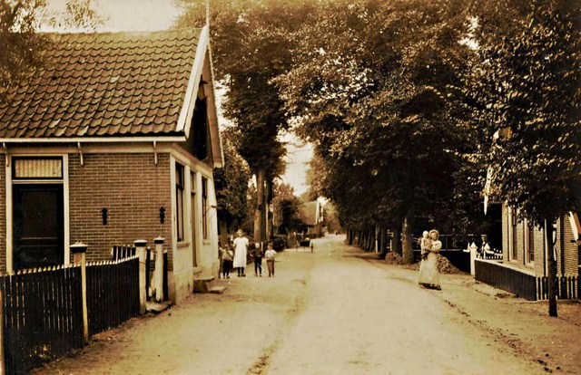 484 Dorpsstraat 103. Rechts later bakkerij Franzen.  1901  640x480