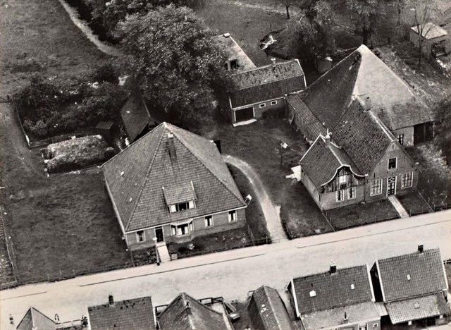 491 Dorpsstraat. Luchtfoto. 1951 640x480