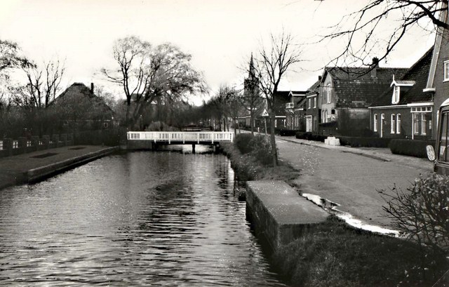 159 Dorpsstraat boerderij rechts nu H.Bossen  640x480