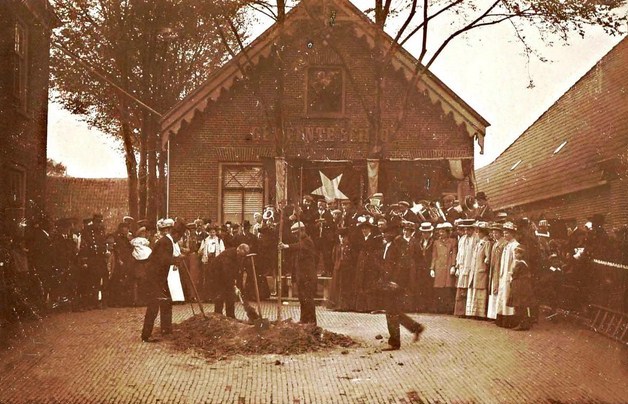 339aa Dorpsstraat. Schoolplein boomplanten. 1909  640x480