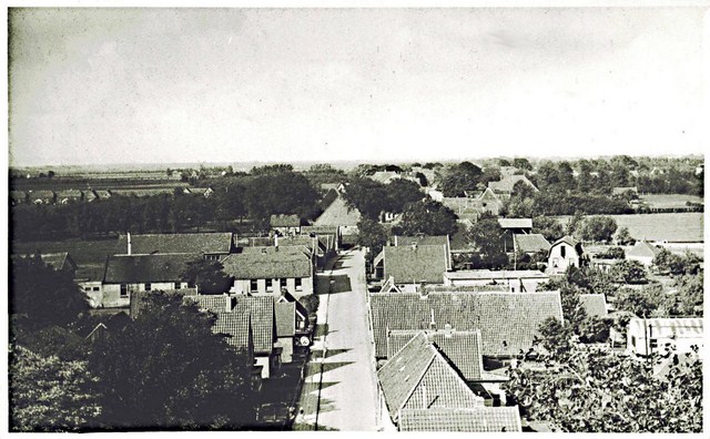 523 Dorpsstraatvanaf kerk naar het westen. 1950  640x480