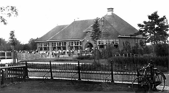 179 Dorpsstraat. O.L. School 1933  640x480