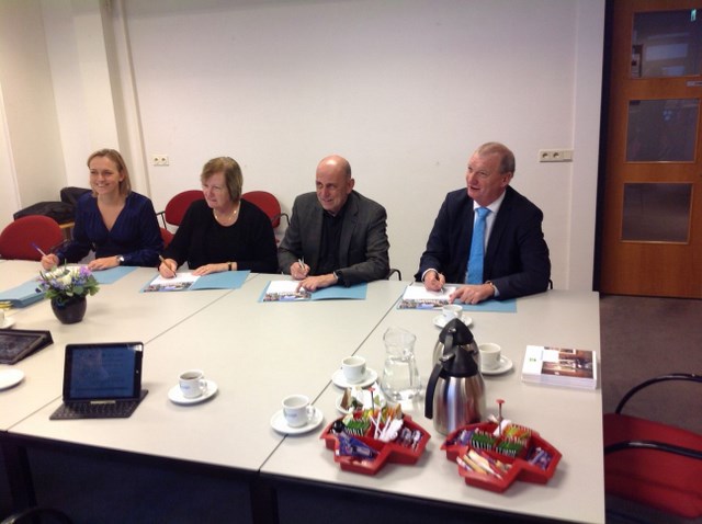 ondertekening VGZ contract 640x480