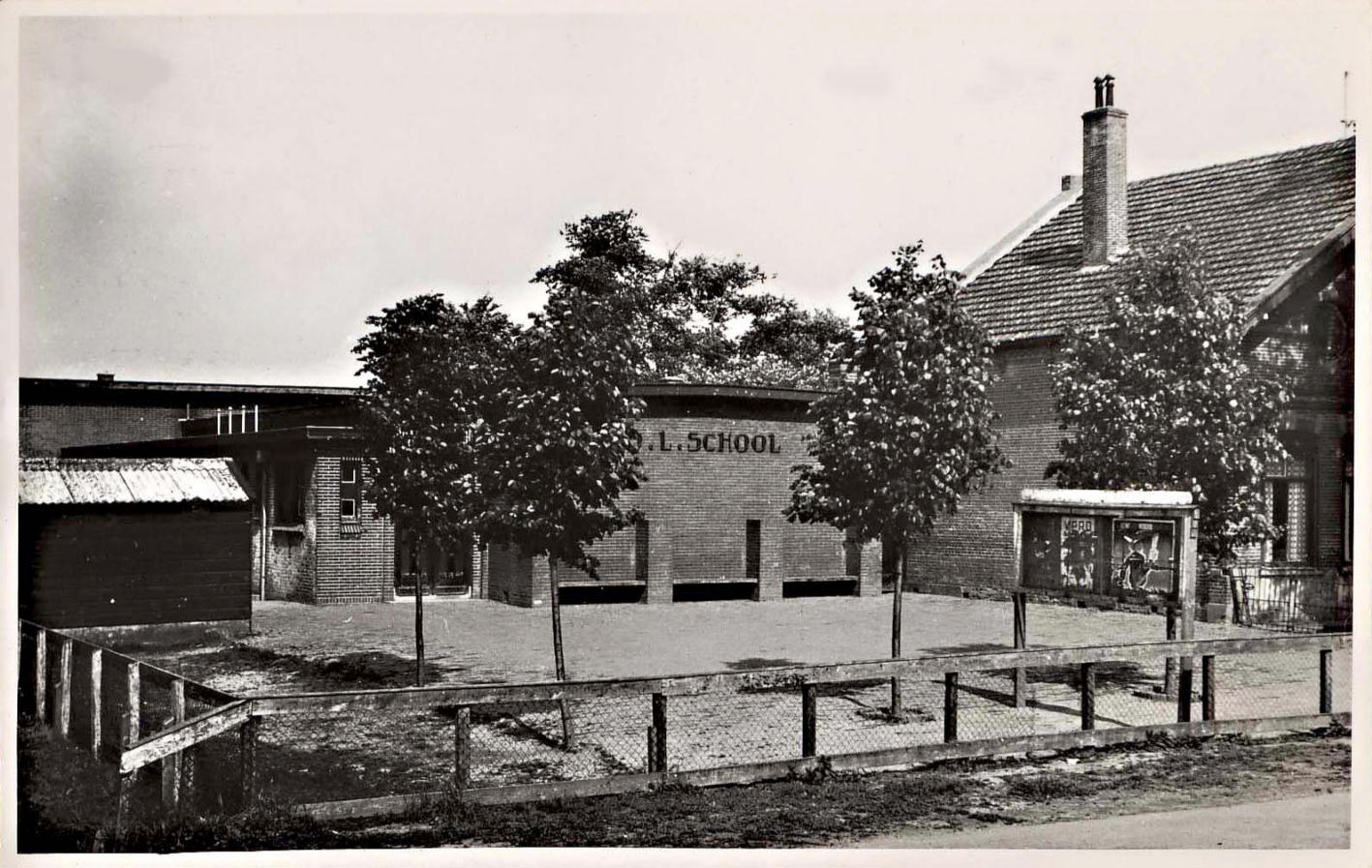 055 Weereweg. Lagere school en onderwijzerswoning 