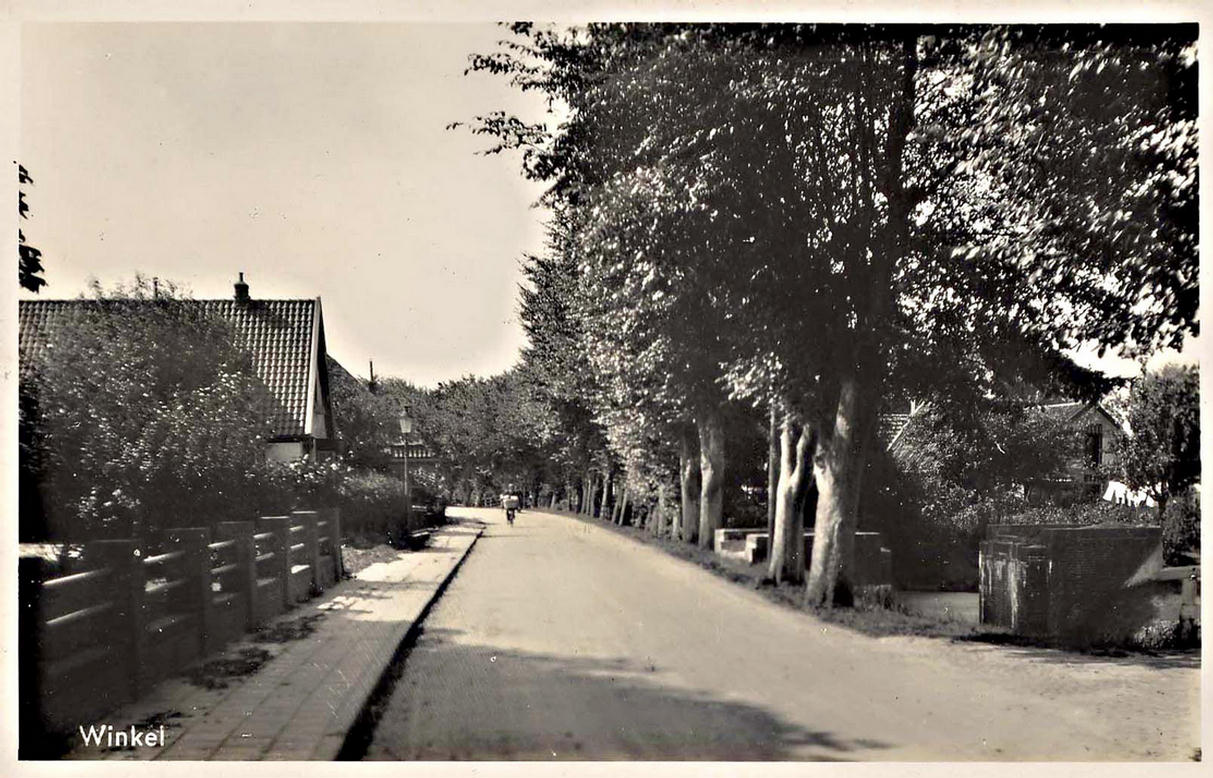 058 Dorpsstraat. Links P. Bijhouwer. 1937 