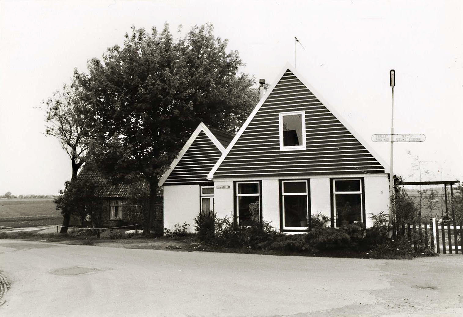 119 Dorpsstraat 5. Kruising Skarpetweg links Verlaat. 1979 