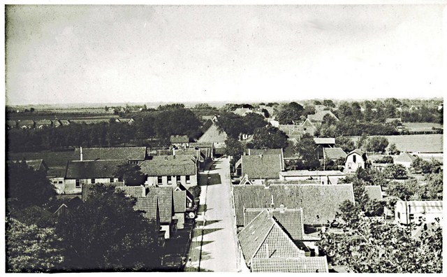 523 Dorpsstraatvanaf kerk naar het westen. 1950 640x480