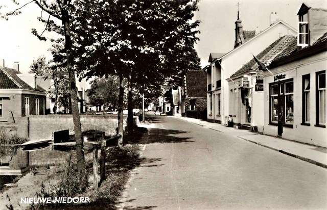 467 Dorpsstraat 159. Rechts kruidenier Blokker 1965 640x480