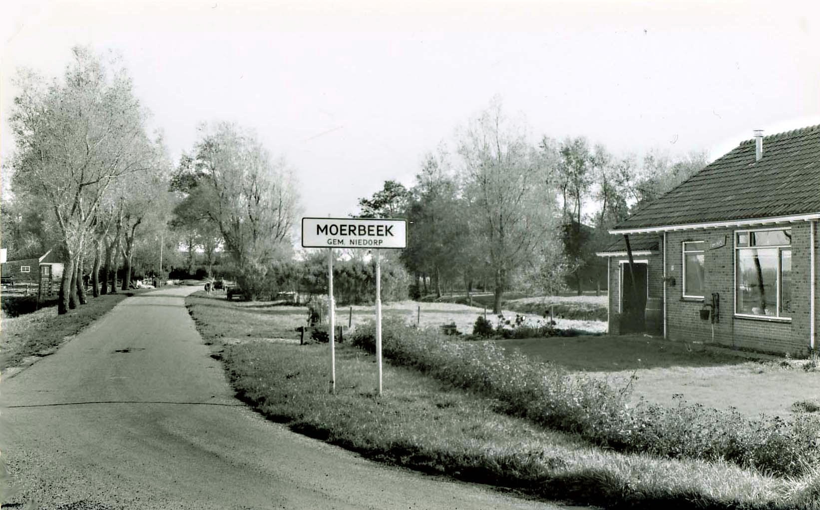 051 Moerbeek 32a. Bungalow van J. de Graaf. 1974 aa