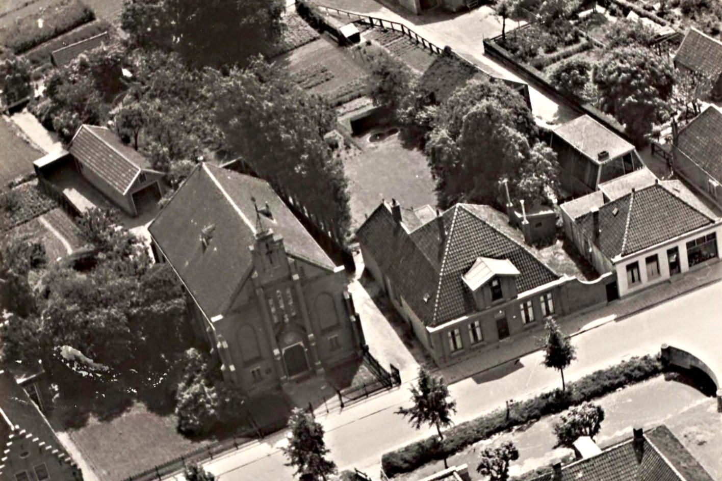 479 Dorpsstraat. Luchtfoto kerk aaa