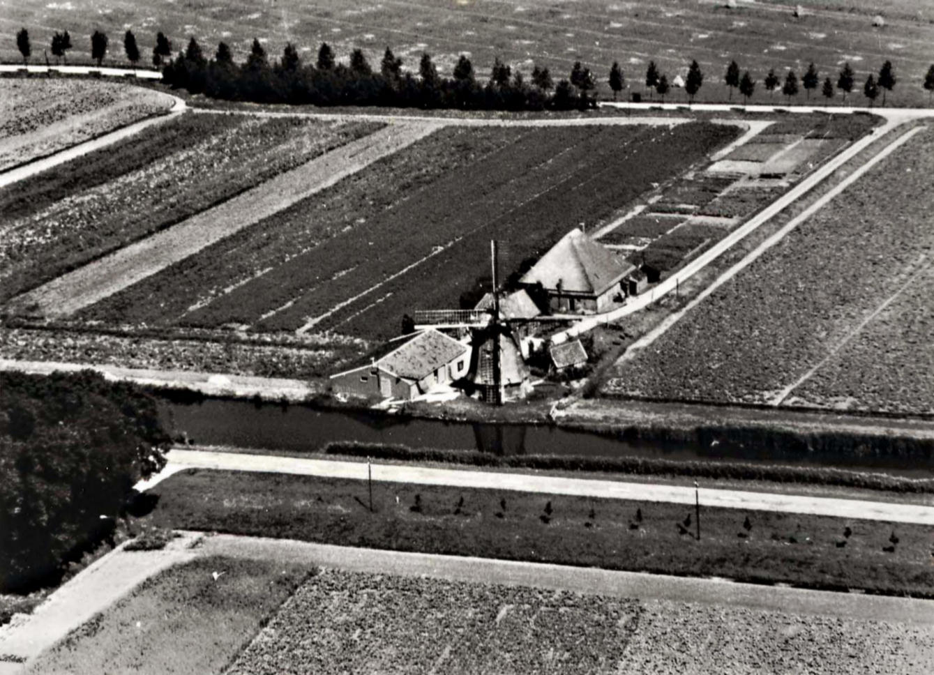 r087 Dorpsstraat. Molen luchtfoto. 1955 