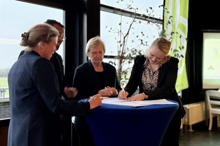 De ondertekening 768x576bbb