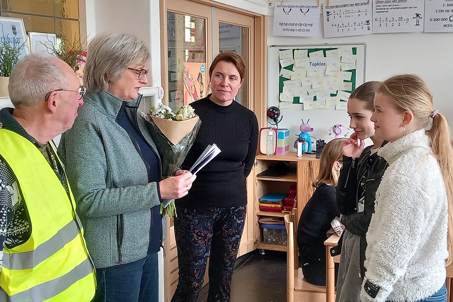 vlnr Charles Dekker Lilian Peters Caroline Dekker twee leerlingen uit groep 8 002 BorderMaker