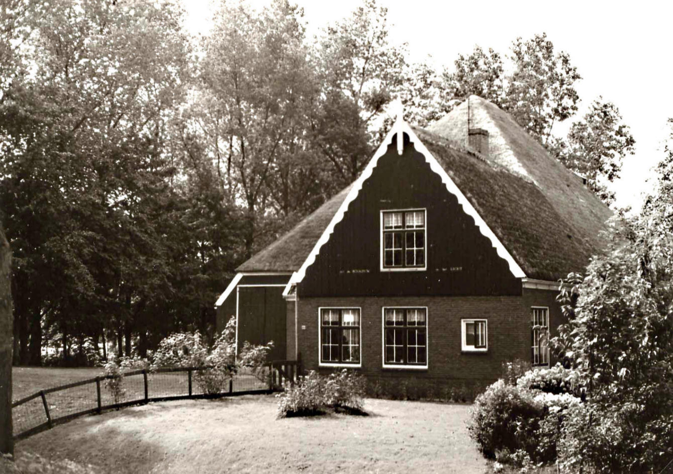 678 Dorpsstraat 44 boerderij van J. Leegwater 
