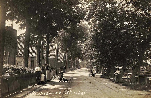 112 Dorpsstraat. Links achter hek J. Dekker. 1921 640x480