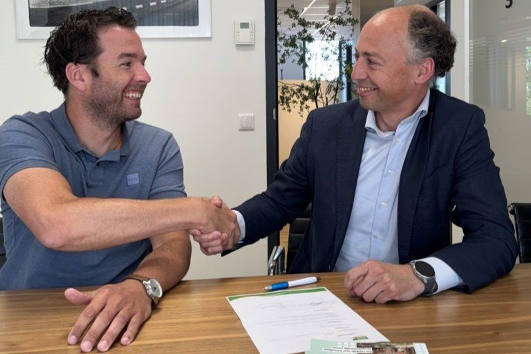 Ondertekening convenant Mark Versteeg en Rene Dijkstra schudden elkaar de hand scaled e1747751846460 768x621bbb