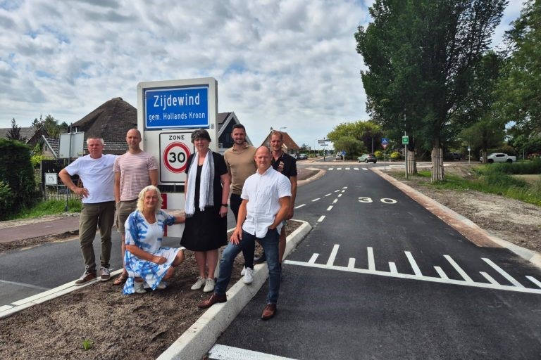 Foto burgemeester inwoners Zijdewind 768x576