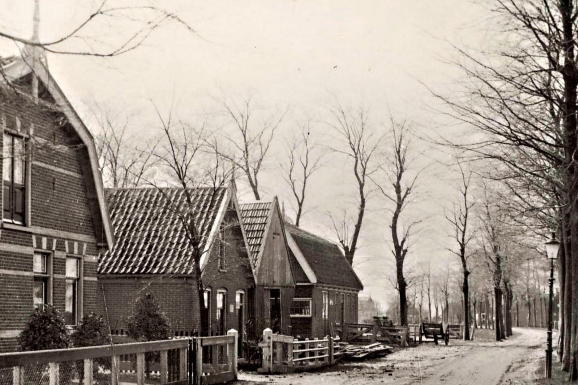 00e34 Moerbeek links. De bakkerij van M. Wijn. 1915