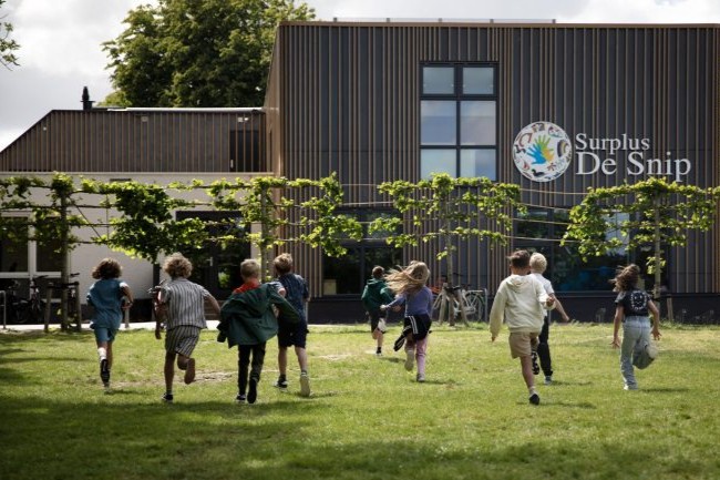 Kinderen bij school scaled e1751008878463 768x433bbb