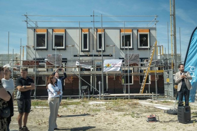 Nieuwe buren ontmoetten elkaar op bouwplaats t Veld scaled e1752135228705 768x444bbb