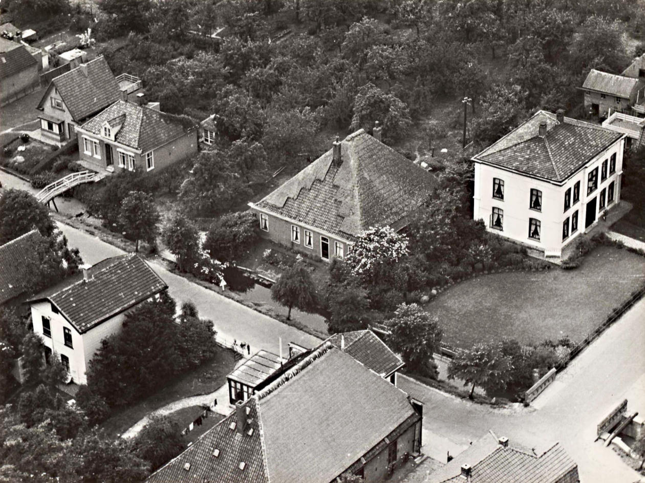 144 Dorpsstraat. Luchtfoto. 1951