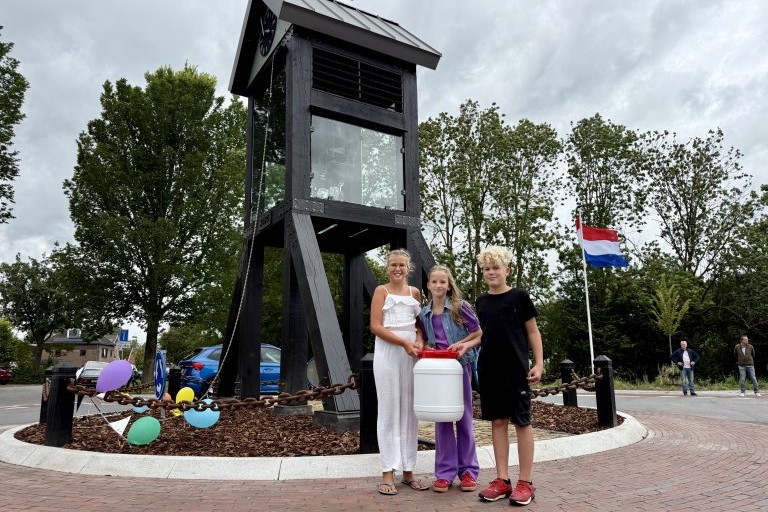 Leerlingen met tijdscapsule 768x576bbb