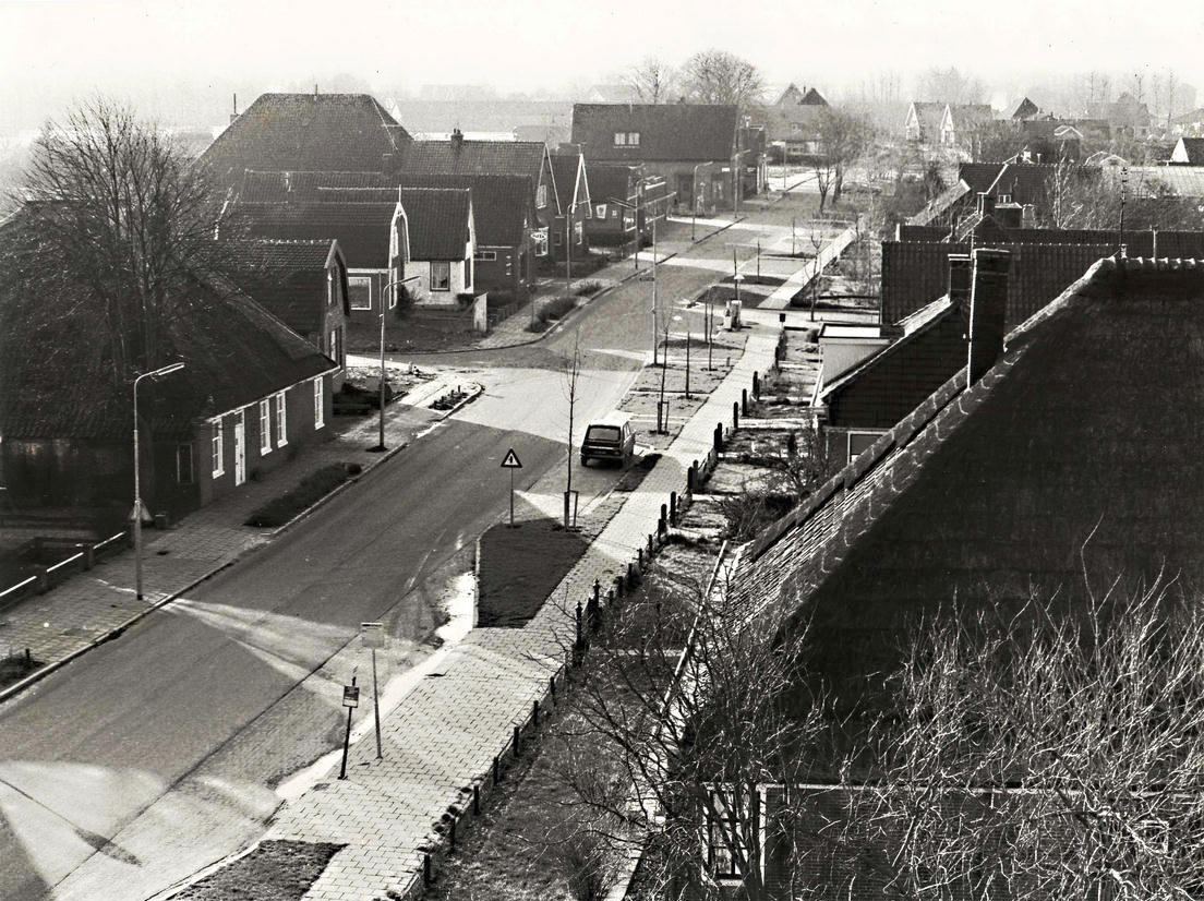 121 Dorpsstraat west vanaf Raadhuis 1976 