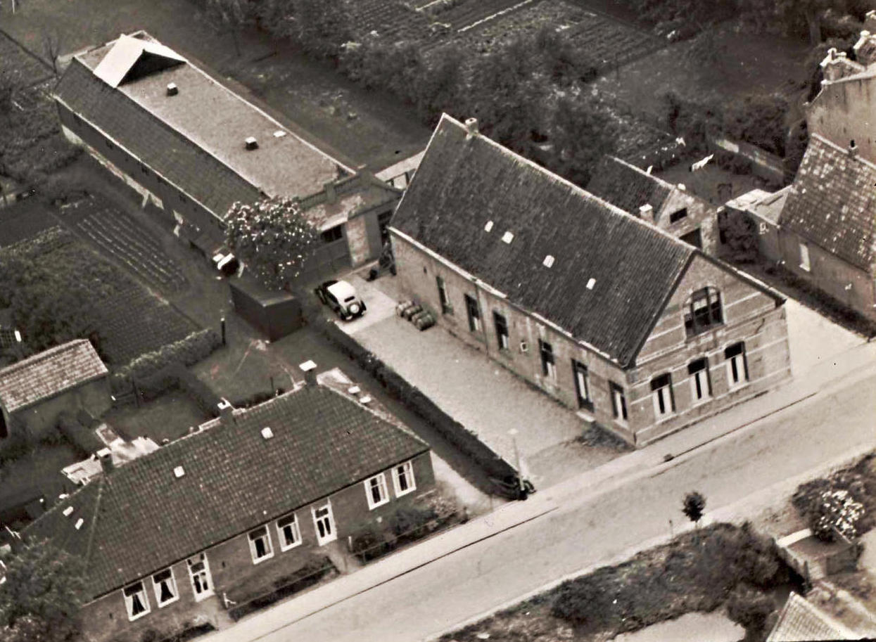 104 Dorpsstraat. Luchtfoto. 1951bbbb