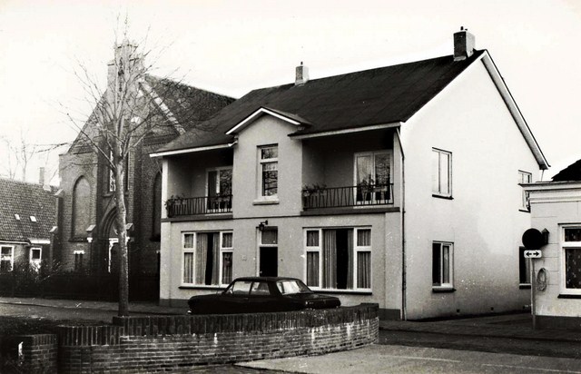 477 Dorpsstraat en huis van veearts G.van der Kolk 1958 640x480