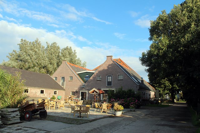 Terras in de avond 640x480