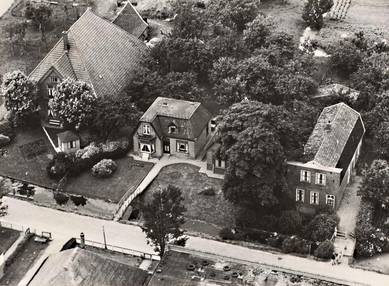 421 Dorpsstraat. Luchtfoto. 1951 aa