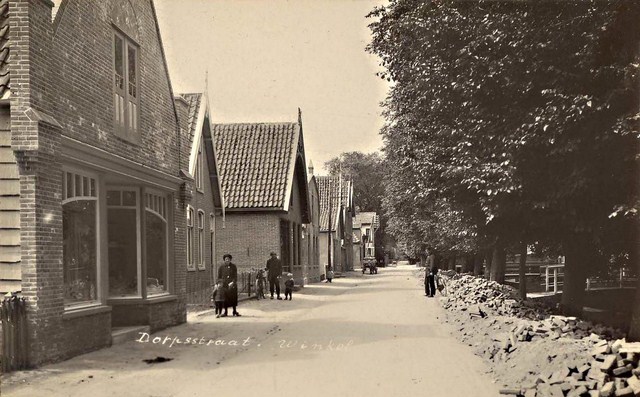 369 aaDorpsstraat. Links J. Coljee dan J. Breebaart. 1916 640x480