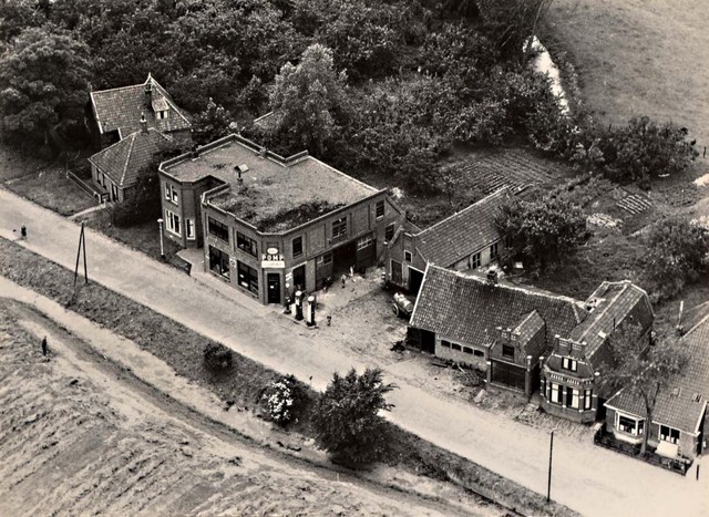 571 Dorpsstraat. Luchtfoto. Garage Groenewoud. 1951 640x480